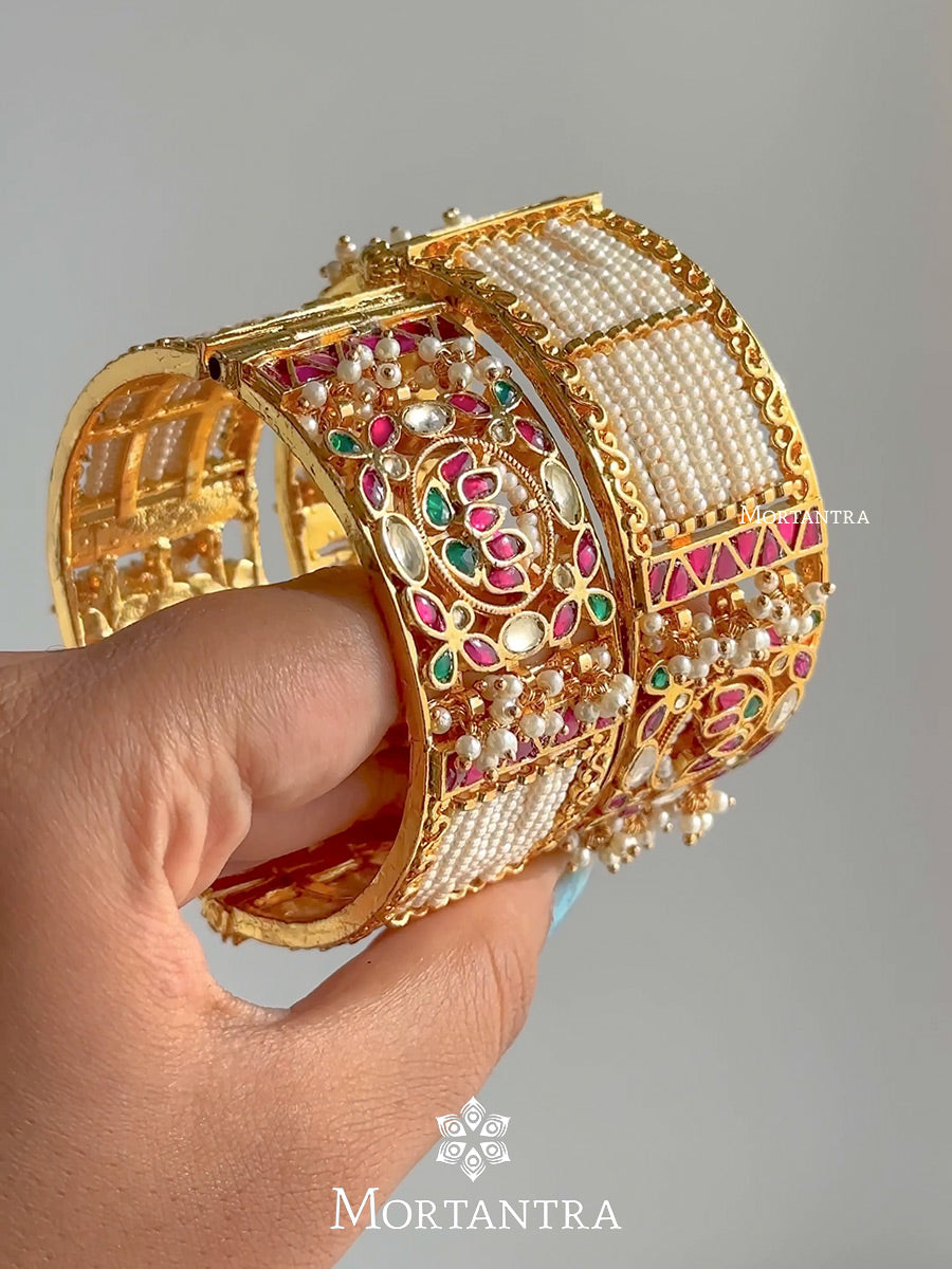Buy quality 916 Gold Mani Moti Flower Design bracelet in Ahmedabad